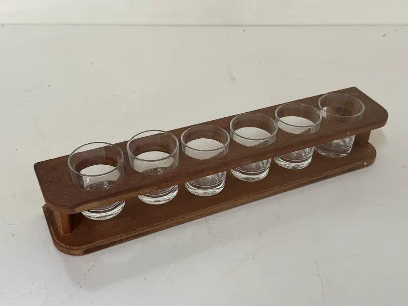 Houten borrelglasrek met glaasjes