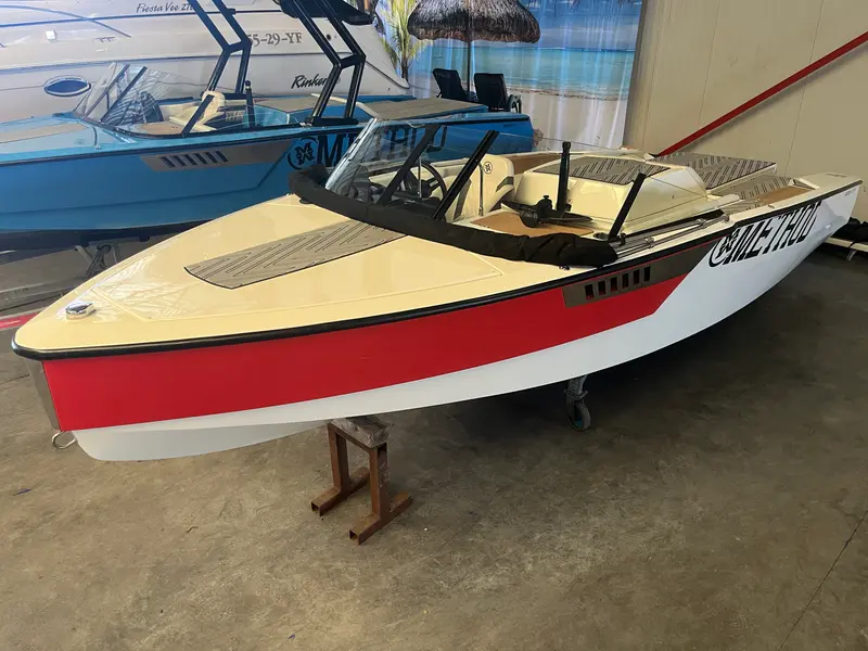 Method Wake Ski 6.2 wakeboard- waterski boat with 440HP RED