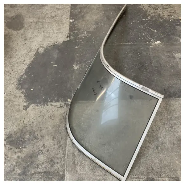 Original Bayliner 245 from 2007 windshield front window starboard